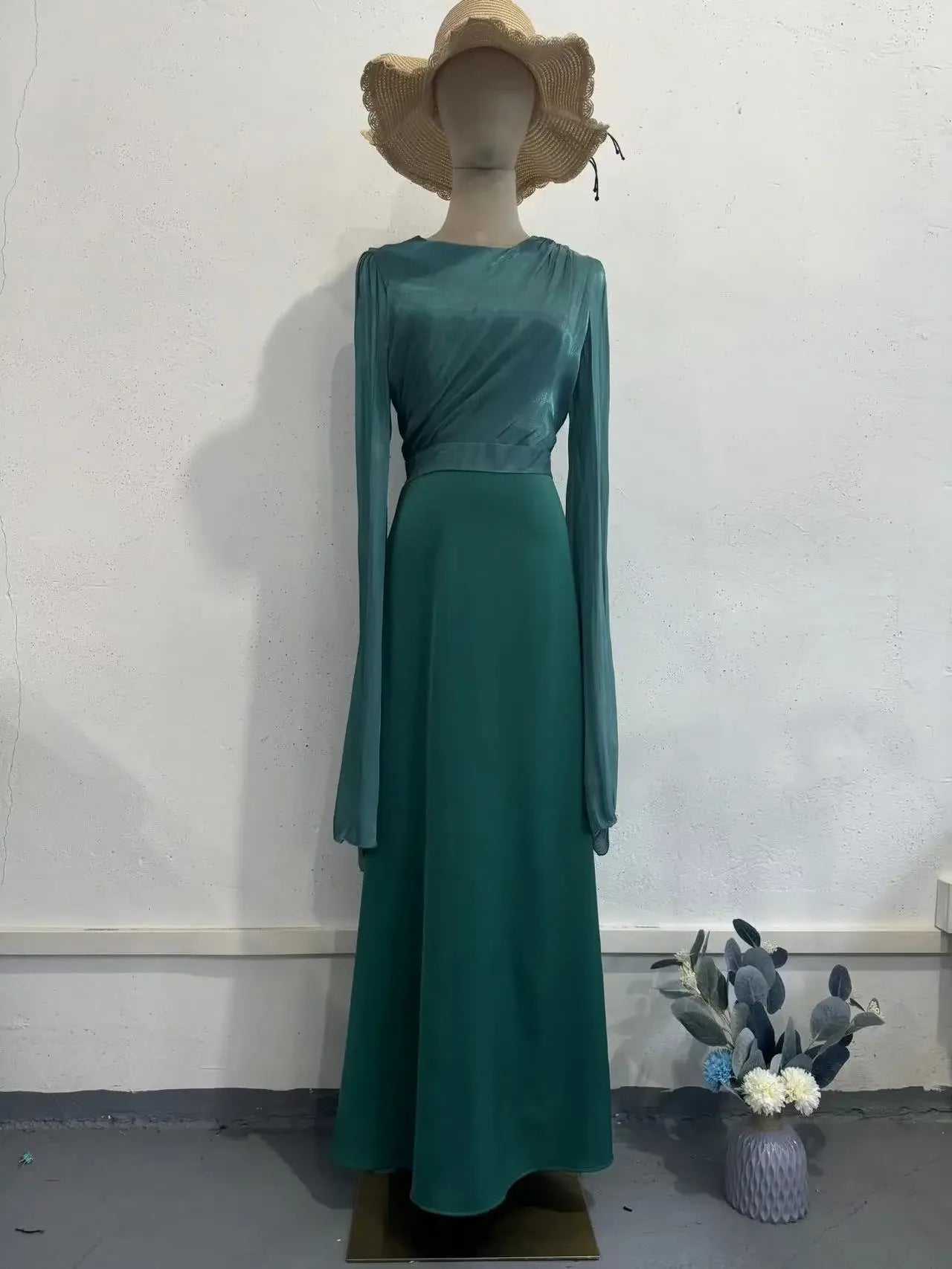 English
Satin Women’s Party Dress, Slim Jalabiya, Dubai-Style Abaya and Kaftan for Ramadan, Eid, and Summer Occasions (2025)
Kurdish (Kurmanji)
Kincê Jinan ê Satenî yê Cejn û Şevan, Jalabiyeya Slim, Abaya û Kaftana b