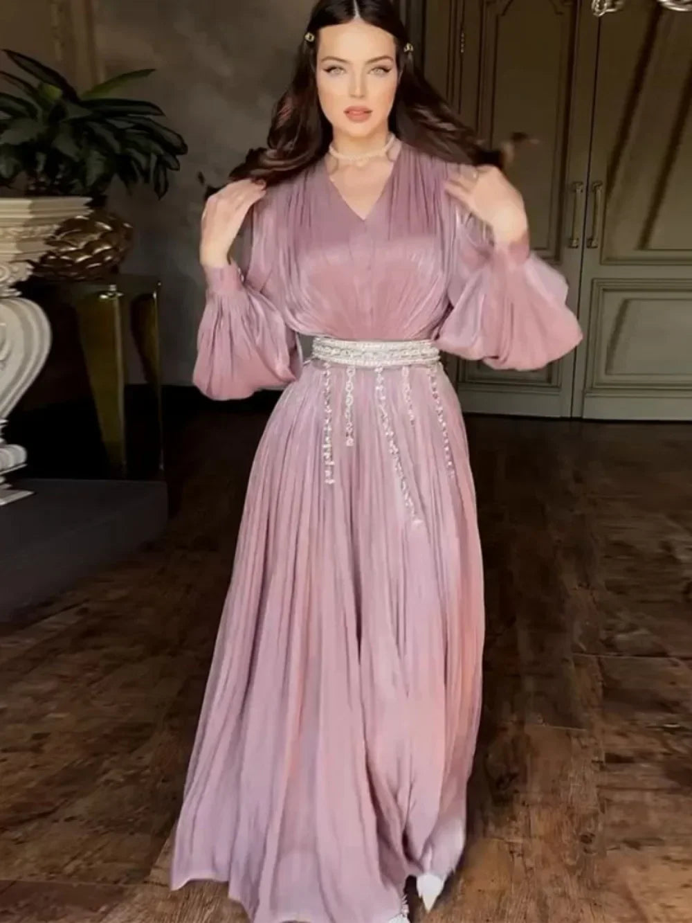 EnglishEid Muslim Women’s Party Abaya – Silky Long Kaftan Dress with Belt (2025)Kurdish (Kurmanji)Abaya ya Şevê ya Jinên Misilman ji bo Eydê – Kincê Dirêj ê Nerm bi Kemer, bi Şêwaza Kaftanê (2025)Kurdish (Sora
