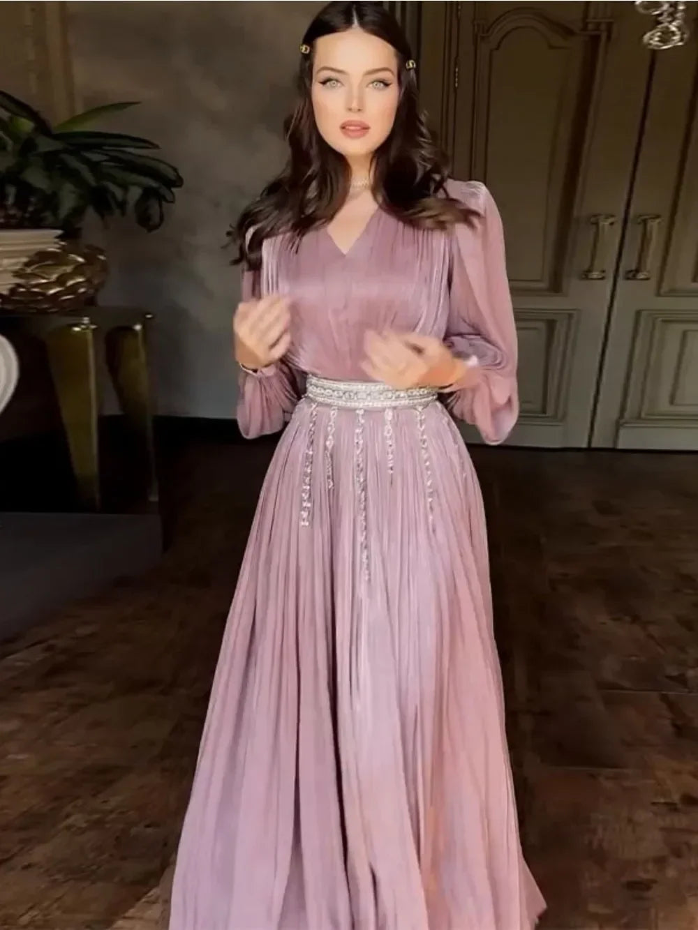 EnglishEid Muslim Women’s Party Abaya – Silky Long Kaftan Dress with Belt (2025)Kurdish (Kurmanji)Abaya ya Şevê ya Jinên Misilman ji bo Eydê – Kincê Dirêj ê Nerm bi Kemer, bi Şêwaza Kaftanê (2025)Kurdish (Sora