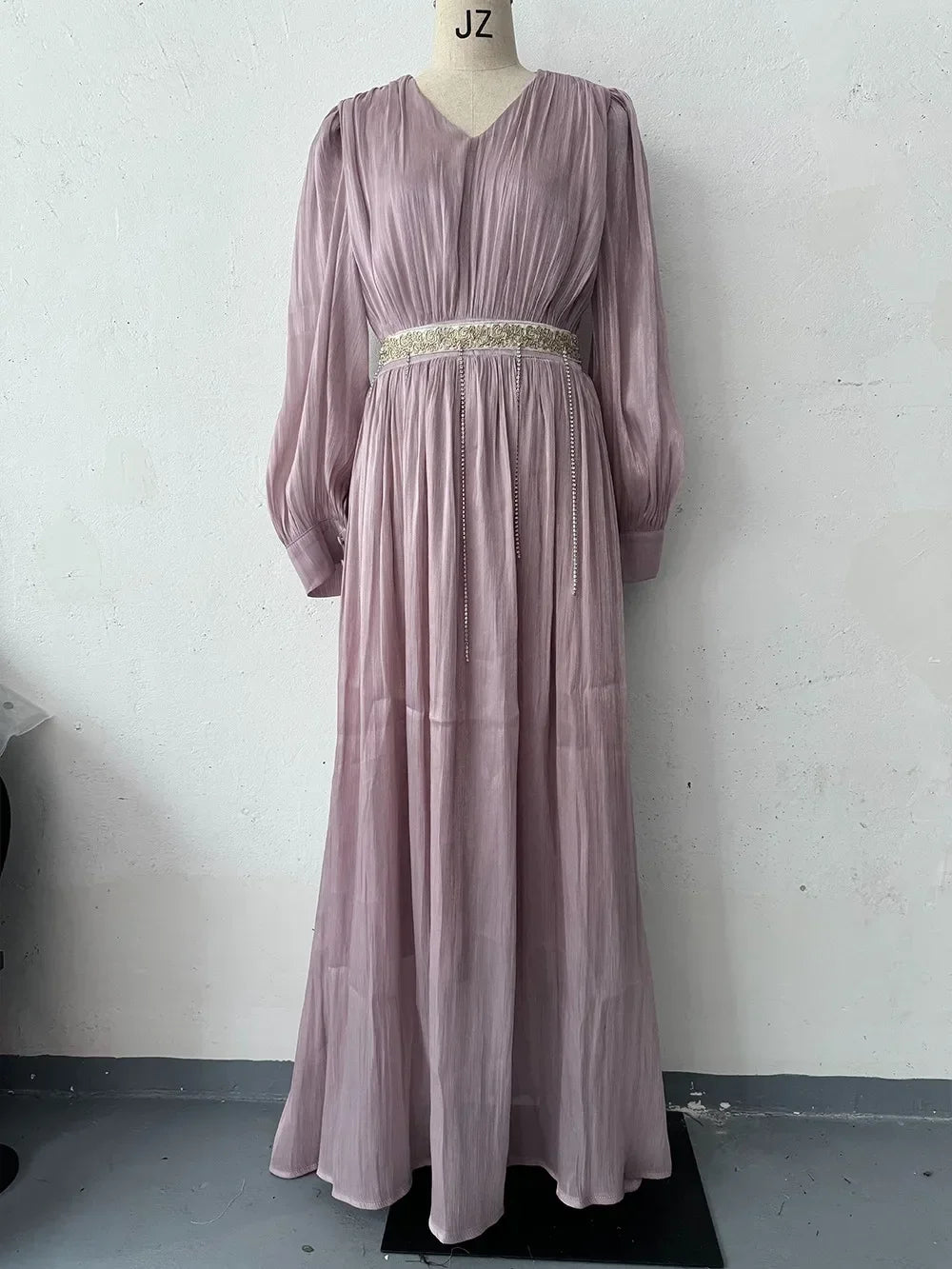 EnglishEid Muslim Women’s Party Abaya – Silky Long Kaftan Dress with Belt (2025)Kurdish (Kurmanji)Abaya ya Şevê ya Jinên Misilman ji bo Eydê – Kincê Dirêj ê Nerm bi Kemer, bi Şêwaza Kaftanê (2025)Kurdish (Sora