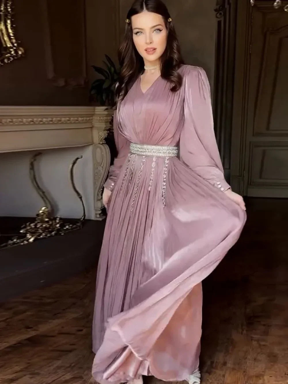 EnglishEid Muslim Women’s Party Abaya – Silky Long Kaftan Dress with Belt (2025)Kurdish (Kurmanji)Abaya ya Şevê ya Jinên Misilman ji bo Eydê – Kincê Dirêj ê Nerm bi Kemer, bi Şêwaza Kaftanê (2025)Kurdish (Sora