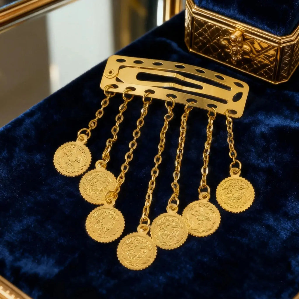 English (shortened)
Gold-Plated Turkish Coin Tassel Hair Clips – Kurdish Bridal Jewelry
Kurdish (Kurmanji)
Klipên Porê bi Sîkka Tirkî û Pûskên Zêr Pêlkirî – Zêrîna Bûkê Kurd
Kurdish (Sorani)
کلیپی قژ